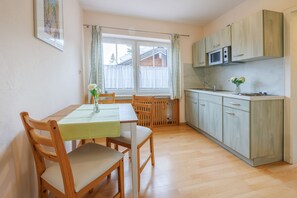 Appartement Hochfelln 30qm, Küche, 1 Wohnschlafzimmer, WLAN, max 3 Personen-Küche mit Esstisch