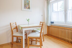 Appartement Hochfelln 30qm, Küche, 1 Wohnschlafzimmer, WLAN, max 3 Personen-Essbereich