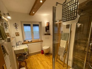 Ferienwohnung bis 3 Personen mit Balkon, Küchenzeile, 2 Schlafzimmer, 56 qm-Bad