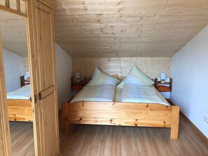 Ferienwohnung auf zwei Ebenen 73 qm, 4 Personen, 2 Schlafzimmer, Balkon-neues Schlafzimmer 2