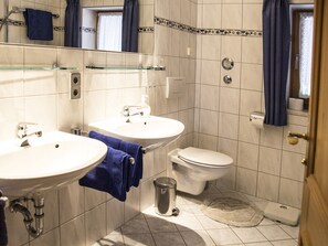 Ferienwohnung Alexander 55qm, Balkon, Kochnische, 1 Schlafzimmer, Wohnzimmer-Badezimmer