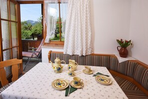 Ferienwohnung Vroni 50qm, Balkon, Küche, 1 Schlafzimmer, Wohzimmer, max 2 Pers.-Essbereich