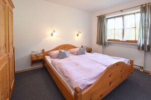 Ferienwohnung Vroni 50qm, Balkon, Küche, 1 Schlafzimmer, Wohzimmer, max 2 Pers.-Schlafzimmer