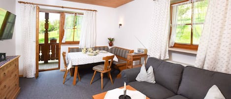 Ferienwohnung Vroni 50qm, Balkon, Küche, 1 Schlafzimmer, Wohzimmer, max 2 Pers.-Wohnzimmer