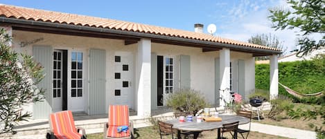 Jardin exposé Sud Est, côté salle et chambres.