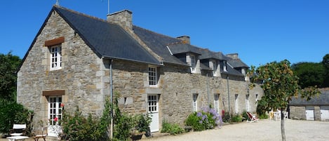 Vue générale de la maison. Exposition Sud