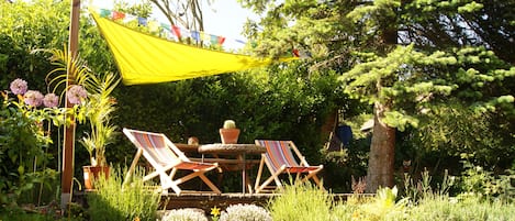 Terrasse, idéale pour détente et repas.