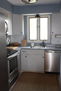 Large recently renovated townhouse -1.5 miles from Lewes Beach- 