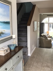 Large recently renovated townhouse -1.5 miles from Lewes Beach- 