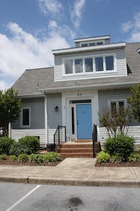 Large recently renovated townhouse -1.5 miles from Lewes Beach- 