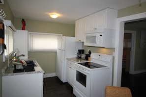 Kitchen w full size appliances