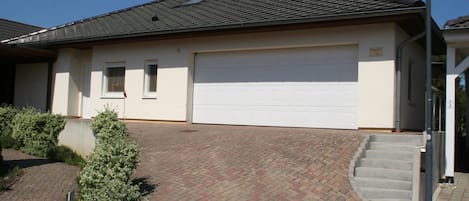 Carport-Auffahrt, links Eingang zur Ferienwohnung