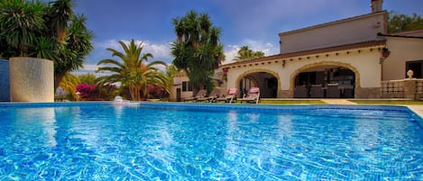 Traumhafte 'Villa Ralf' mit Pool, Tennisplatz, Whirlpool, Jacuzzi und Gästehaus