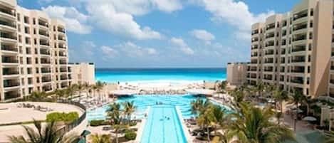 Spend the Holidays in warm and sunny Cancun in luxury!