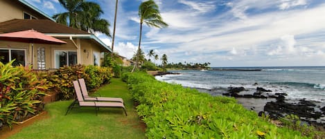 KAHALEKAI OUTDOOR OCEANFRONT LOUNGING