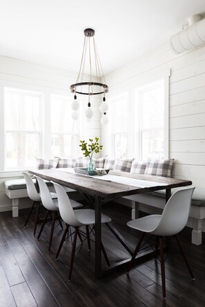 Dining Room - large table with plenty of seating for large groups