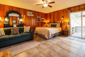 The Live Oak Cabin. 1 & 1/2 miles from the Park Gate. Sleeps 4 in Queen & sofa.