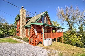 2-Story Home | Private Deck | Hot Tub