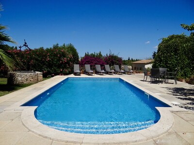 Escápese al entorno tranquilo de Ca's Mestret con piscina climatizada con energía solar.  