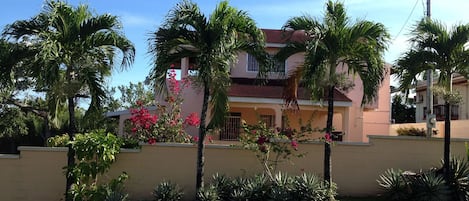 front road view of villa and palm trees, close to shopping and attractions