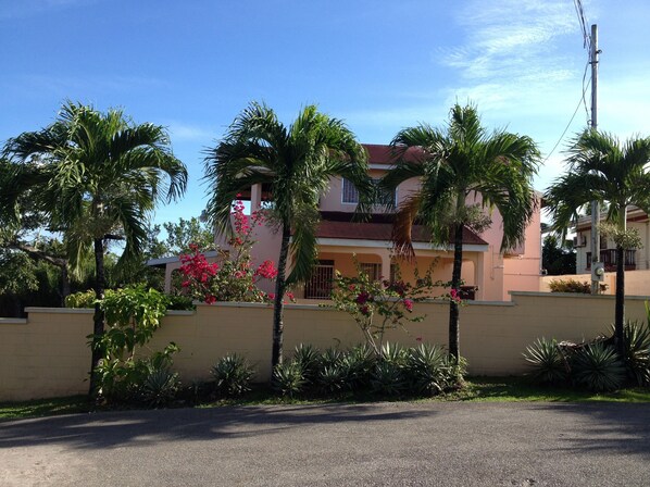 front road view of villa and palm trees, close to shopping and attractions