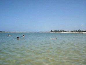 Banho de mar em frente ao condomínio