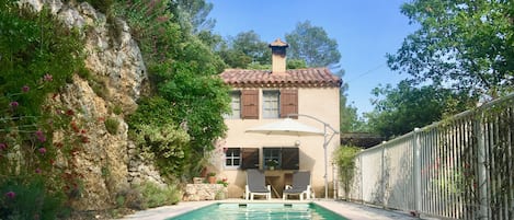 Wecome to Maison Genet and it's amazing pool in Green Provence