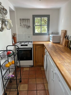 Kitchen:gas/electric cooker, microwave, washing machine, fridge, dishwasher
