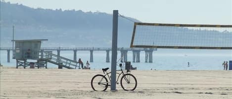 Great beach with view of the pier.