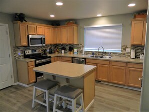 kitchen w/ island