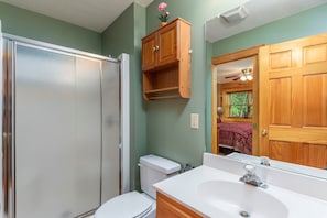 Laurel View Lodge Bathroom 2