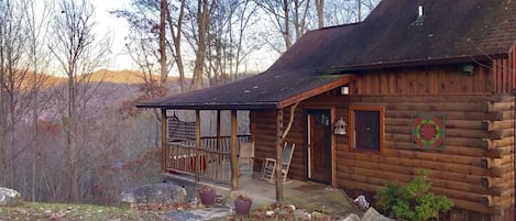 Mountaintop cabin in town. WiFi/Hot Tub/Fireplace/Satellite TV/Fire pit patio