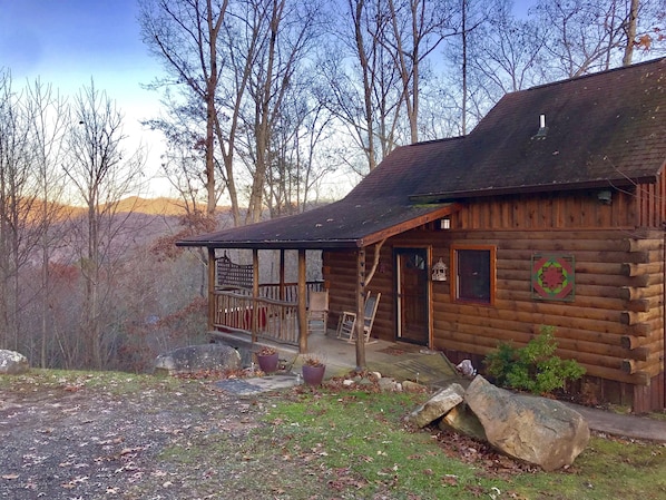 Mountaintop cabin in town. WiFi/Hot Tub/Fireplace/Satellite TV/Fire pit patio