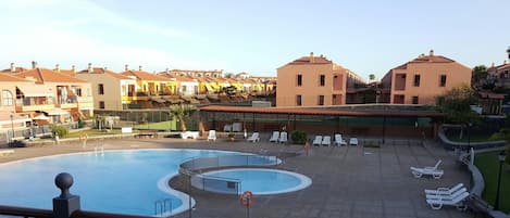 Vista de las piscinas desde la terraza del apartamento