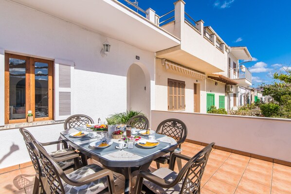 Ferienhaus mit Terrasse in Strandnähe.