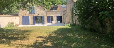 Maison avec terrasse exposée sud avec grand jardin. 