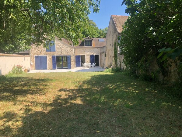 Maison avec terrasse exposée sud avec grand jardin. 