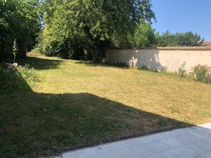 Jardin à l'arrière de la maison. 