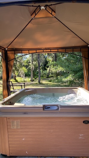 Bain à remous extérieur