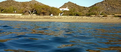 vista de la casa desde el mar