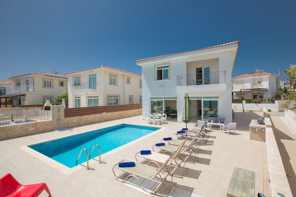 Villa ME16, Stunning 4BDR Seafront Villa, Close to Fig Tree Bay Beach