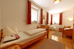 Schlafzimmer mit separaten Betten -MoiggI