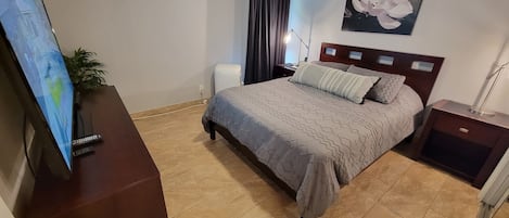 Maui Vista 1122 bedroom with queen bed 