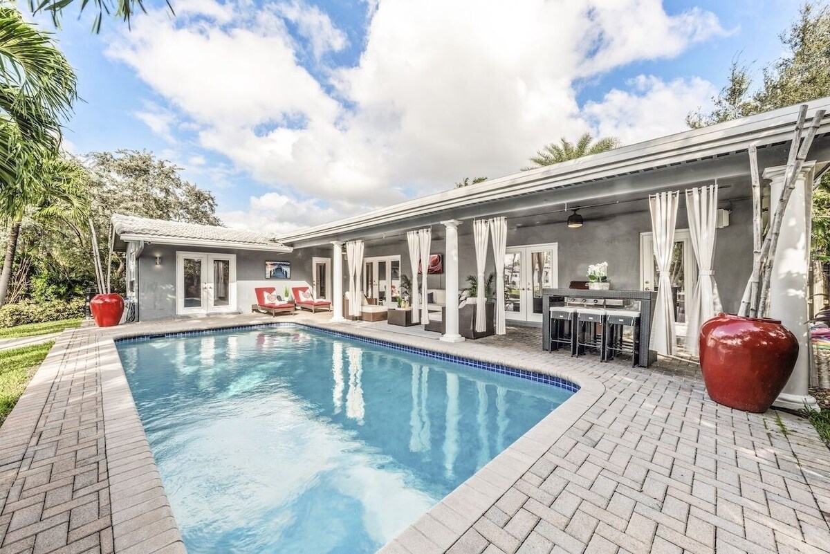 Spacious WATERFRONT villa, heated salt water pool 89F, very central, beach 5 min