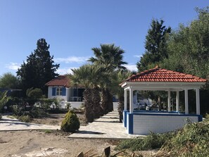 Pavillion am Ende der Palmenallee auf dem Grundstück