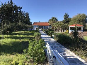 Villa, Pavillion und 4.000 qm Garten direkt am Strand