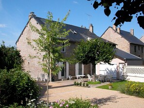 Cour et jardin à l'arrière de la maison