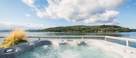 Walls of Glass Hood Canal Vacation Rental: Hot tub overlooking the fjord
