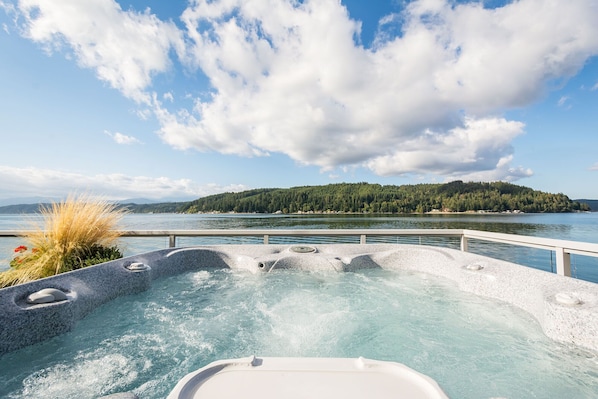 Walls of Glass Hood Canal Vacation Rental: Hot tub overlooking the fjord