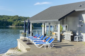 Walls of Glass Hood Canal Vacation Rental: Sun all day unlike many homes nearby